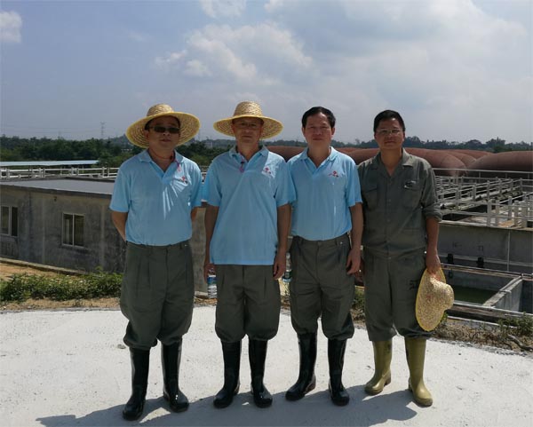 参观阳江广三保污水处理系统(左2陈汉伟,右2揭扬) 参观阳江广三保污水处理系统(左2陈汉伟,右2揭扬)